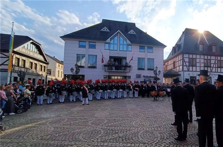Trotz Flutschäden: Ahrweiler feiert Schützenfest Antreten auf dem Marktplatz. Foto: DU