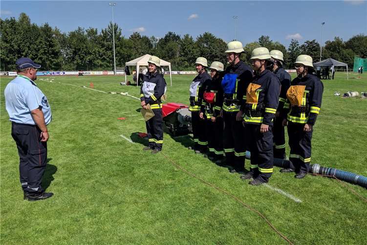 Antreten der Mannschaft zum Löschangriff unter den strengen Augen des Hauptbewerters aus Luxemburg.