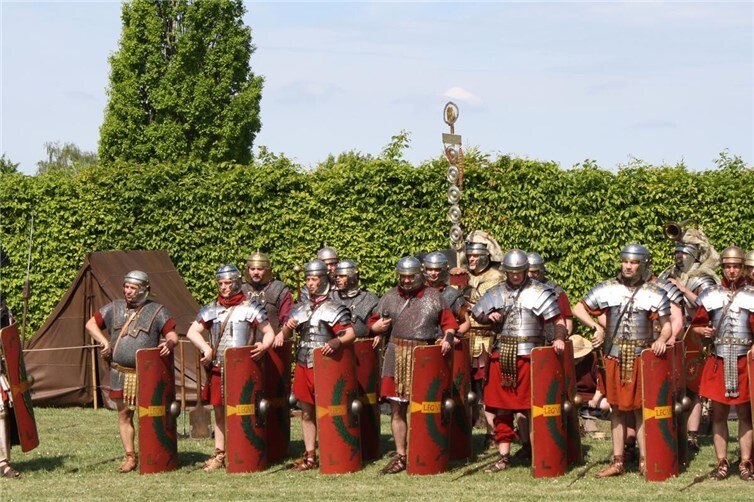 Antreten vor dem Mars-Tempel der gallorömischen Anlage. Auf Anordnung des Centurio hat der Trompeter auf seinem „Cornu“ das Signal dazu gegeben.