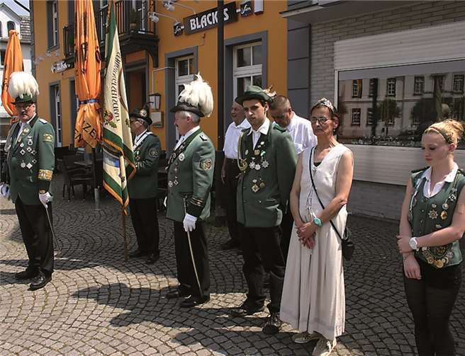 Antreten zum Schützenfest auf dem Kirchplatz. -RÜ-