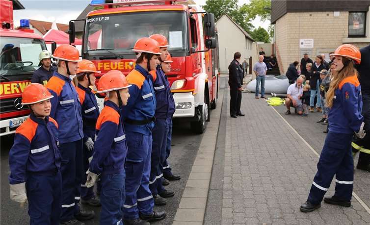 Antreten zur Befehlsausgabe und zur Erkundung der Lage.