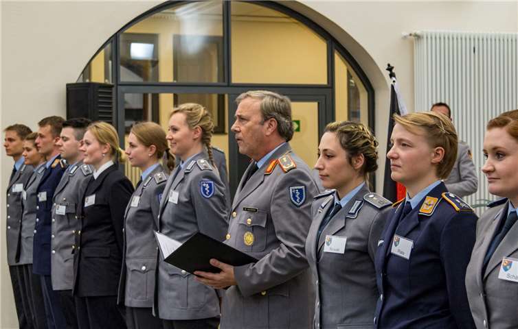 Antreten zur Beförderung hieß es für 14 Sanitätsoffizier-Anwärterinnen und -Anwärter.Bundeswehr/Marco Avola