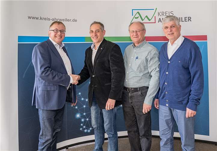 Antrittsbesuch im Kreishaus: Imad Mardo, neuer hauptamtlicher Mitarbeiter der Ökumenischen Flüchtlingshilfe (2. von links) stellt sich bei Landrat Dr. Jürgen Pföhler vor. Werner Rex, Vorsitzender der ÖFH (3. von links) und Schatzmeister Rolf Nelles begleiten ihn.Foto: Bernhard Risse