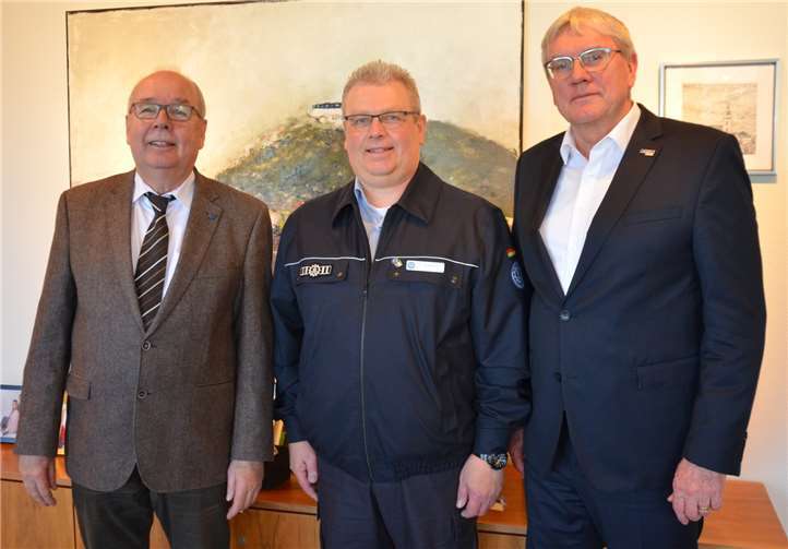 Antrittsbesuch im Kreishaus (von rechts): Landrat Sebastian Schuster, der neue THW-Kreisbeauftragte Stefan Wallbröhl und Uwe Kerper vom Amt für Bevölkerungsschutz des Rhein-Sieg-Kreises.Foto: Rhein-Sieg-Kreis