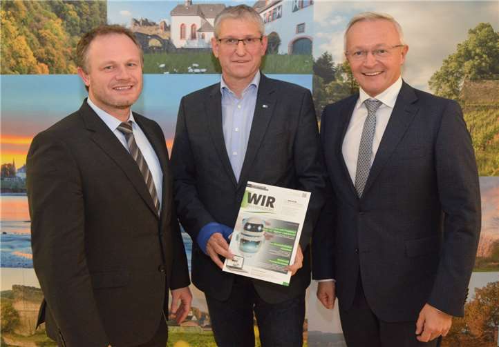 Antrittsbesuch und zugleich intensives Arbeitsgespräch: Der neue IHK-Regionalgeschäftsführer für Neuwied, Martin Neudecker (Mitte), traf sich mit Landrat Achim Hallerbach (rechts) und dem Neuwieder Oberbürgermeister Jan Einig zum Austausch. Unter anderem wurde eine „Fachkräfteallianz für den Landkreis Neuwied“ vereinbart. Foto: Kreisverwaltung Neuwied