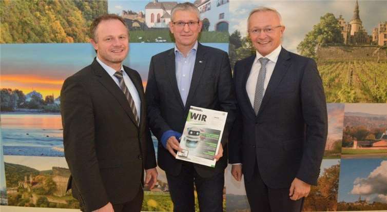 Antrittsbesuch und zugleich intensives Arbeitsgespräch: Der neue IHK-Regionalgeschäftsführer für Neuwied, Martin Neudecker (mitte), traf sich mit dem Neuwieder Landrat Achim Hallerbach (rechts) und dem Oberbürgermeister Jan Einig (links) zum gemeinsamen Austausch. Unter anderem wurde eine „Fachkräfteallianz für den Landkreis Neuwied“ vereinbart.Foto: Kreisverwaltung Neuwied