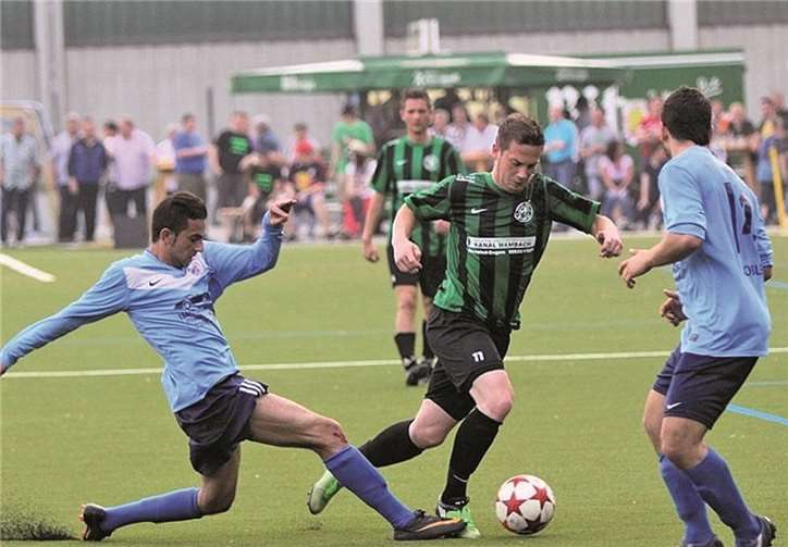 Antrittsschnelligkeit und Durchsetzungsvermögen, hier beim Pokalendspiel 2012 gegen Cosmos Koblenz, gehören zu den sportlichen Attributen des Dennis Simmat.TH