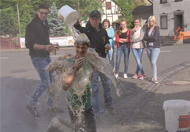 Antweiler: Christian Conrady wird mit der Taufe bei den Junggesellen aufgenommen.