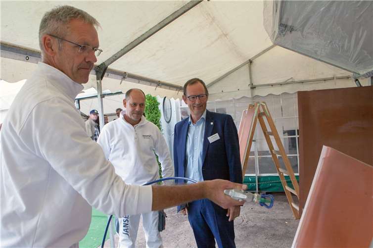 Anwendungstechniker Norbert Frenken demonstrierte beim „Tag der offenen Tür“ der Farbenfabrik P. A. Jansen GmbH & Co. KG in Ahrweiler das neue Lackiermobil, Geschäftsführer Peter Jansen (rechts) schaute ihm gerne über die Schulter. JOST