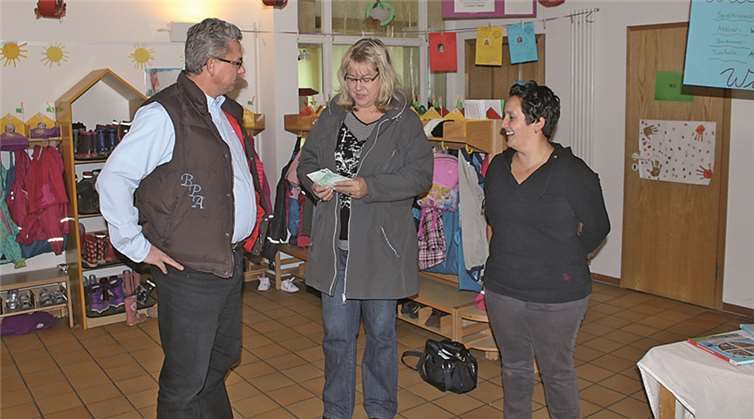 Anwesend bei der Spendenübergabe am Elke Düsgen von der KITA, war auch Ramona Koll (re.).