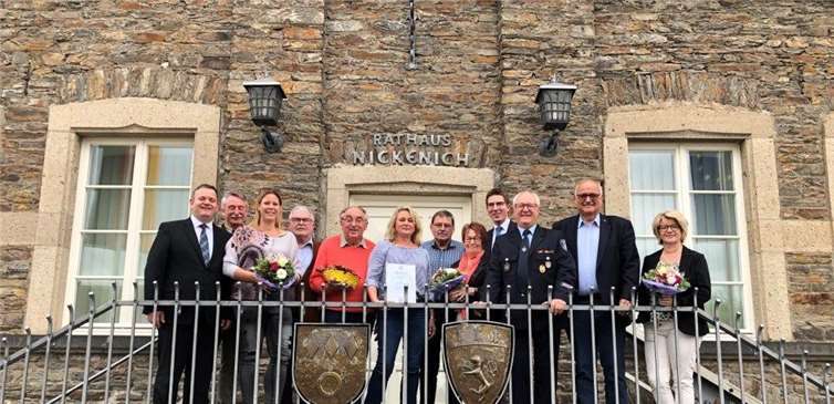 Anwesend waren (v.li.n.re.) Ortsbeigeordneter Michael Krings, Karl-Hermann Gräf (30 Jahre Revierförster), Tatjana Boos (20 Jahre Ratsmitglied), Reinhard Bous (30 Jahre), Hermann Bous (15 Jahre), Claudia Graeff (15 Jahre), Klaus Stein (30 Jahre), Ingrid Groß-Schilling (25 Jahre), Sebastian Busch (10 Jahre), Detlev Leersch (15 Jahre), Hans-Egon Schwarz (45 Jahre) und Martina Daun (30 Jahre). Es fehlen: Simone Neunzig-Mosen (25 Jahre) und Hildegard Görgen (20 Jahre). Foto: privat