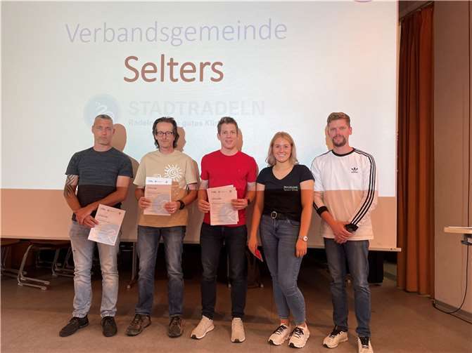 Anwesende Preisträger bei der Abschlussveranstaltung der Stadtradeln-Aktion 2023 in der VG Selters (V.l.: Herr Pernutz (2. Platz in der Teamwertung „Stadthaus Selters“), Herr Klute (2. Platz in der Einzelwertung), Herr Schüler (1. Platz in der Einzelwertung), Frau Lautner (Madelons Sport-Shop) und Herr Siry (Klimaschutzmanager der VG Selters). Foto: Kreisverwaltung Westerwald / Christoph Brabender