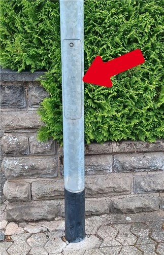 Anwohner werden darum gebeten, dafür zur sorgen, dass die Klappen an den Laternenmasten frei zugänglich sind, damit die neuen Leuchten installiert werden können.