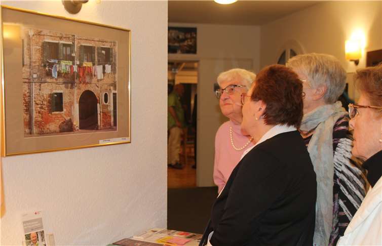 Anwohnerinnen genießen die fotografische Europareise, die die Fotoausstellung noch bis zum 15. Dezember 2018 bietet.