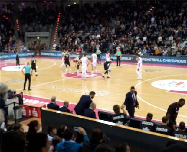 Anwurf in voll besetzter Halle.Foto: privat