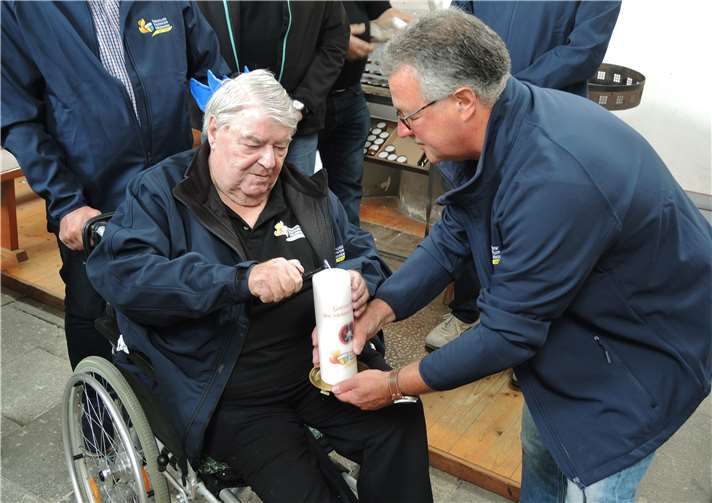 Anzünden der Feuerwehrkerze durch den „Ältesten“ der Miesenheimer Altersriege Heinz Rönz (l.).