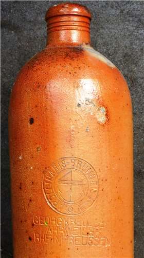 Apollinaris-Stempel auf einem Tonkrug.