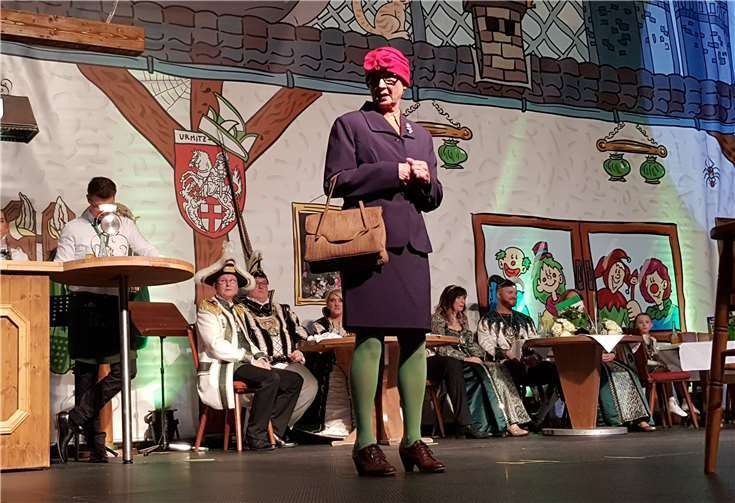 „Apolonia aus Örms“ alias Uschi Häring entfachte auch in diesem Jahr auf der Bühne ein Witze-Feuerwerk.