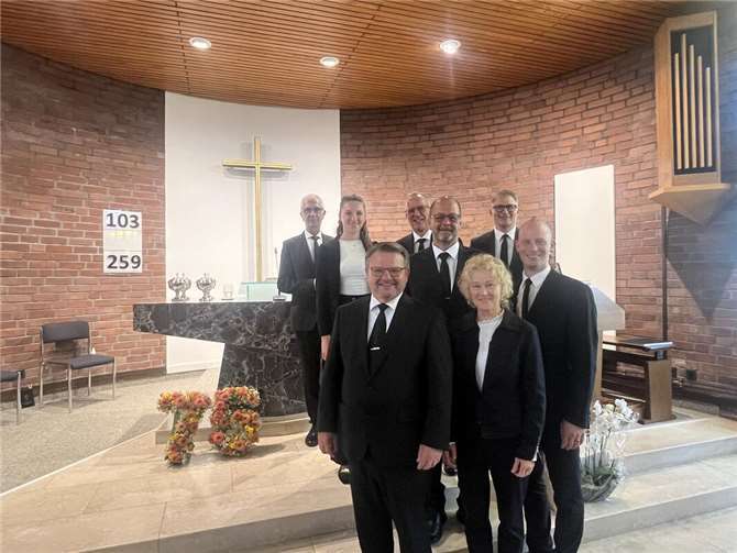 Apostel Gert Opdenplatz (hinten Mitte), Hirte i.R. Ulrich Thurau (vorne), der neue Gemeindevorsteher Priester Simon Caspari (ganz rechts) mit den neu ordinierten Amtsträgern und Bezirksämtern. Foto: André Drever