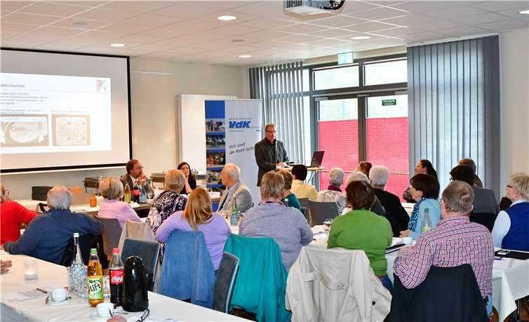 Apotheker Thomas Christmann (am Rednerpult) bei seinen Ausführungen. Am Tisch vorne Kreisvorsitzender Hans Werner Kaiser (l.) und Kreisgeschäftsführerin Doreen Borges.  VdK Kreisverband Neuwied