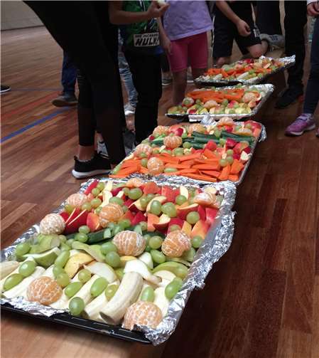 Appetitlich angerichtetes Obst und Gemüse wartete auf den Verzehr.