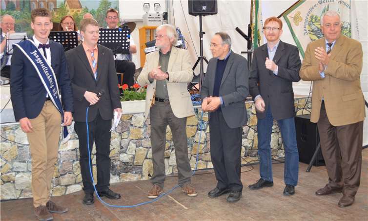 Applaus für den Junggesellenkönig Konstantin Knebel: v. l. der Junggesellenkönig, Präsident Marc Boes, Beigeordneter Rolf Plewa, Präses Pastor Johannes Steffens, Ortsvorsteher Heinz-Peter Hammer und MdL Guido Ernst.