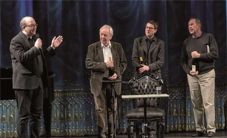 Applaus für drei Lyrik-Ikonen (v.l.): Theater-Intendant Markus Dietze mit Jürgen Becker, Jan Wagner und Michael Krüger. AK