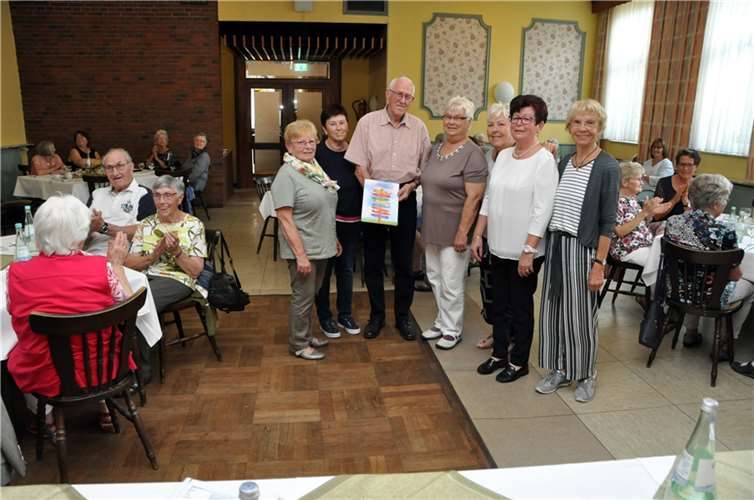 Applaus für eine große Lebensleistung: Peter Herter im Kreise des Vorstandes bei der Übergabe eines Präsentes zum Dank für seine Leistungen. Fotos: BS