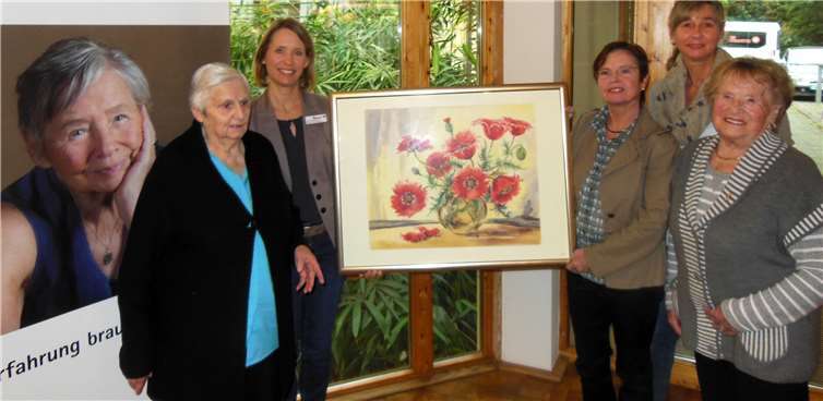 Aquarelle des Malers Franz Steinborn sind im Johanniter-Haus zu sehen: Mit den Hausbewohnern (links und rechts) freuen sich Ester Zimmermann (v. l.), Agnes Menacher und Ulrike Diessner.Johanniterhaus