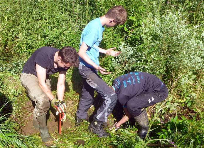Arbeit am Bach macht (manchmal) schmutzig.