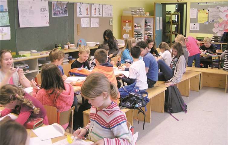 Arbeit an den Brieffreundebüchern.  Privat