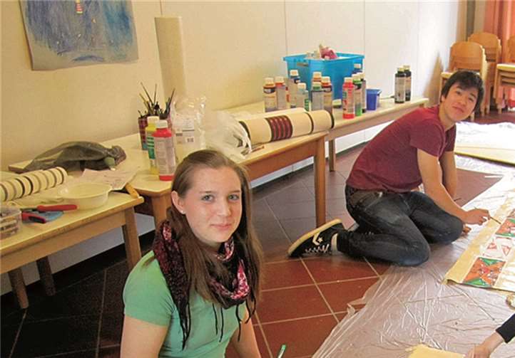 Arbeit an den Requisiten für das Musical „Daniel.“privat