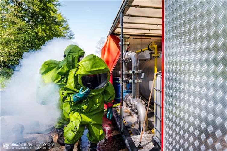 Arbeiten am Container „Gefahrstoff“ des Rhein-Hunsrückkreises. Fotos: Dennis Irmiter/Stefan Fisker