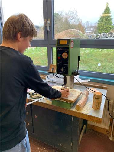 Arbeiten an der Bohrmaschine.