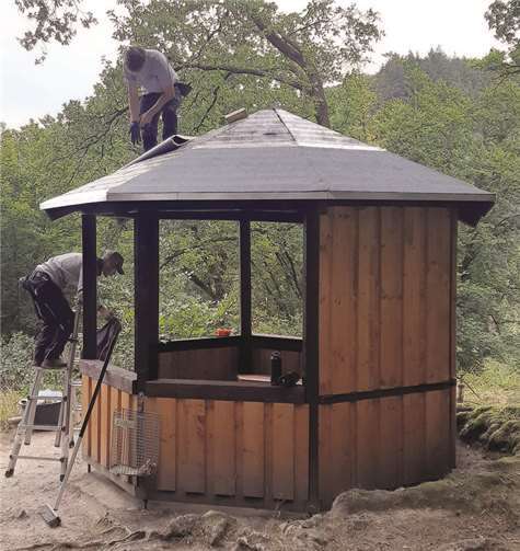 Arbeiten an der neuen Dacheindeckung.