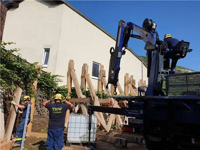 Arbeiten an einem Abstützsystem aus Holz.Quellen:THW-Ortsverband Cochem