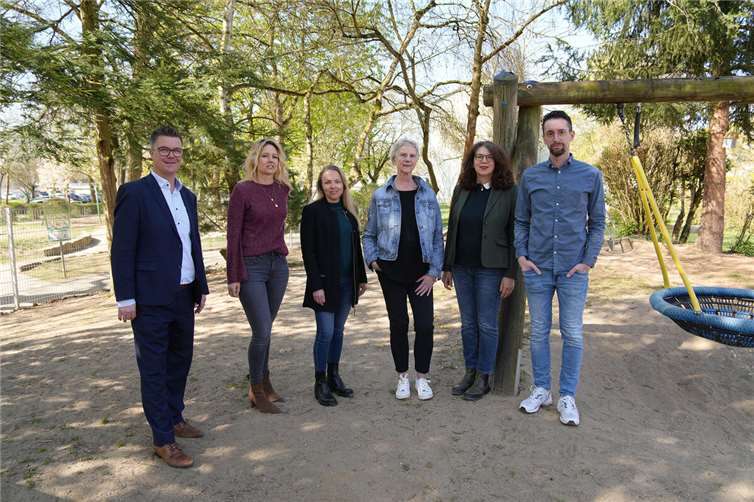 Arbeiten an einem guten Schulstart der Kleinsten: von l.n.r.: Bürgermeister Peter Jung, Jasmin Carillo Castillo (Trägervertretung ev. Verband), Jennifer Welker (Kath. Familienbildungsstätte, Projektkoordination), Karin Schwidergall-Proschka (Sprachförderkraft), Petra Marks (städtisches Jugendamt, Projektkoordination) und Chris Schaell (Leitung ev. Kita Raiffeisenring).Foto: Melanie Lange