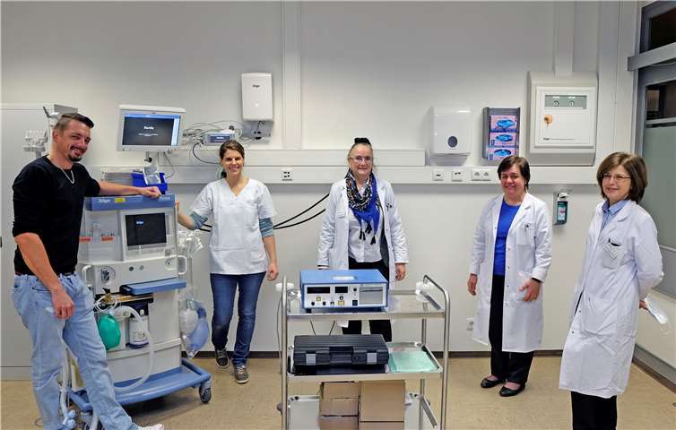 Arbeiten eng zusammen (v. l.): Florian Dewinklo (Anästhesiepfleger, Stiftshospital), Mona Scheidemann (Fachärztin Anästhesie, Stiftshospital), Chefärztin Dr. Marion Bauer-Hermani, Oberärztin Rosa Geiger und Oberärztin Petya Vidolova-Ruseva (alle Gerontopsychiatrie RMF).Foto: Landeskrankenhaus (AöR)/Pape