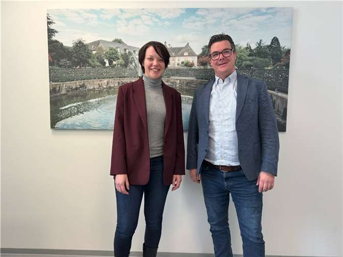 Arbeiten gemeinsam daran, dass alle Jugendlichen in Neuwied die bestmögliche Berufsberatung erhalten: Charlotte Dückers, Koordinatorin der „Jugendberufshilfe Plus“, und Bürgermeister Peter Jung.  Foto: Teofil Abu-Mansur