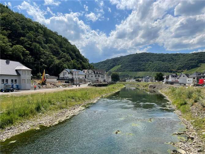 Wiederaufbau im Ahrtal: Kostenlose Baurechtsberatung Arbeiten in Dernau, etwa ein Jahr nach der Flut. Foto: ROB