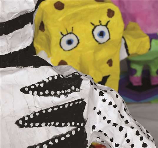 Arbeiten von Schülerinnen und Schülern des Martinus-Gymnasiums, darunter Comicfiguren aus Drahtgestell und Pappmaschee.