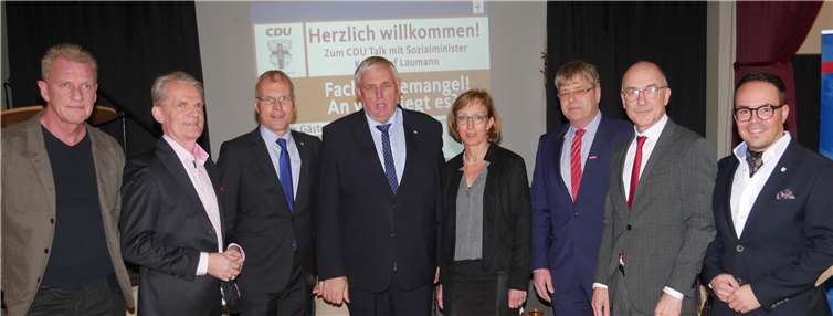 Arbeits- und Sozialminister Karl-Josef Laumann (4.v.li.) war zu Gast beim CDU-Politik-Talk. (v.li.): Schulleiter Peter Hauck, Moderator Robert Hein, Landtagsabgeordneter Oliver Krauß, CDU-Stadtverbandsvorsitzende Katja Kroeger, Kreishandwerksmeister Thomas Radermacher, Bürgermeister Bert Spilles und CDU-Fraktionsvorsitzender Joachim Kühlwetter.Foto: privat