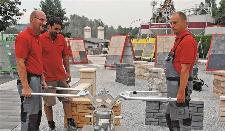 Arbeitsgeräte wie das Vakuum-Handverlegegerät tragen zur Rückenentlastung bei Verlegearbeiten von Platten bei. privat