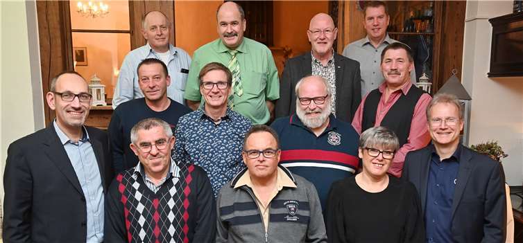 Arbeitsjubilare und Vorgesetzte feierten 395 Jahre Firmenzugehörigkeit: Hans-Joachim Marner, Kurt Zipser, Konrad Schmitz, Rainer Stenz, Ingo Schmitz, Andreas Brandt, Wolfgang Grohs, Peter Kohlhaas, Ralf Hunke, Mehmet Demirci, Manfred Kreuzberg, Francisca Mota und Frank Steinhauer. Auf dem Foto fehlen: Vito Mele, Heribert Mohr, Wolfgang Hans und Roland Rösch.Foto: ZF Friedrichshafen AG