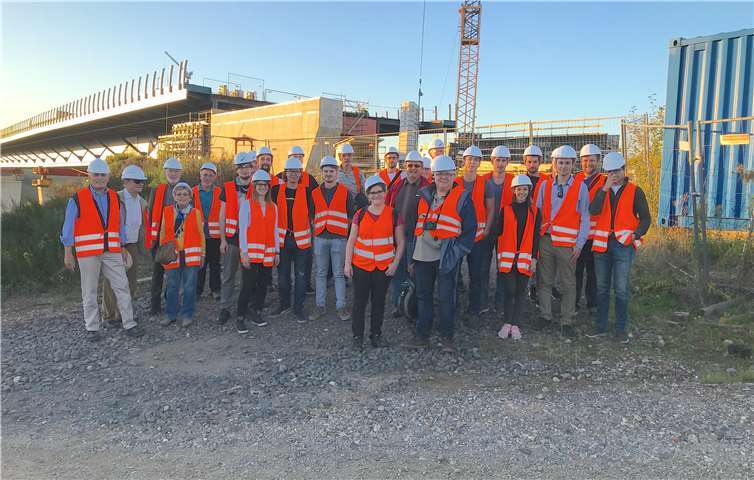 Arbeitskreisleiter Bastian Schüller war mit den Teilnehmern auf Exkursion zur Hochmoselbrücke bei Zeltingen-Rachtig, wo der Projektleiter des Landesbetriebs Mobilität über das Großbauprojekt informierte.VDI