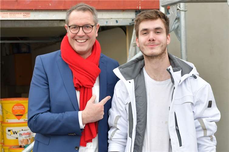 Wiederaufbau Ahrtal als Impulsgeber für regionalen Ausbildungsmarkt Arbeitsminister Alexander Schweitzer (li.) schätzt das Feedback des ehemaligen Projektteilnehmers Justin Behrens (re.), der sich mithilfe des Projekts „Aufbau Ahr – Freiwillige Aufbauzeit im Ahrtal“ für eine Ausbildung im Malerhandwerk entschieden hat.