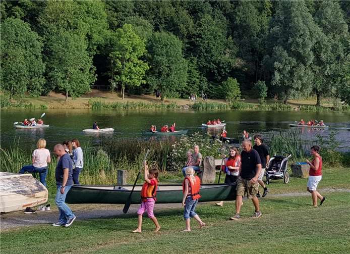 Arbeitsteilung: Eltern schleppten die Boote, Kinder trugen ihre Schwimmweste.