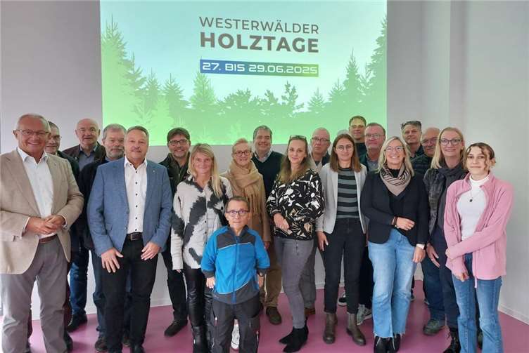 Arbeitstreffen legt Grundlagen für Westerwälder Holztage 2025: (v.l.n.r.) Landrat Achim Hallerbach (Kreis Neuwied), Michael Weber (Forstamt Altenkirchen) Uwe Hoffmann (Forstamtsleiter Dierdorf), Hansjoerg Pohlmeyer (Holzbaucluster RLP), Hans-Werner Breithausen (Bürgermeister der VG Rengsdorf-Waldbreitbach), Gerhard Willms (Forstamt Dierdorf), Sandra Köster (Vorständin Wir Westerwälder), Harald Berndt (Ortsbürgermeister OberhonnefeldGierend), Peggy Stüber (WiFo Rengsdorf-Waldbreitbach, Jörg Hohenadl (WFG Neuwied), Janine Sieben (Klimaschutzmanagerin Kreis Neuwied), Holger Drees (Ortsbürgermeister Straßenhaus), Mona Müller (Head. Marketing), Lars Kober (WF Altenkirchen), Bernd Hermann (Head. Marketing), Anja Hoffmann (WFG Neuwied), Andreas Saal (Vorstand Abfallwirtschaft Landkreis Neuwied), Johannes Kern (stellv. Obermeister Zimmerer-Innung RheinWesterwald), Beate Bolling (WFG Westerwaldkreis), Lilly Wörsdörfer (FÖJ, Forstamt Dierdorf). Foto: Myriam Hatzmann