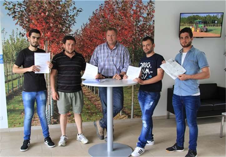 Arbeitsverträge für acht Flüchtlinge wurden unterschrieben.privat
