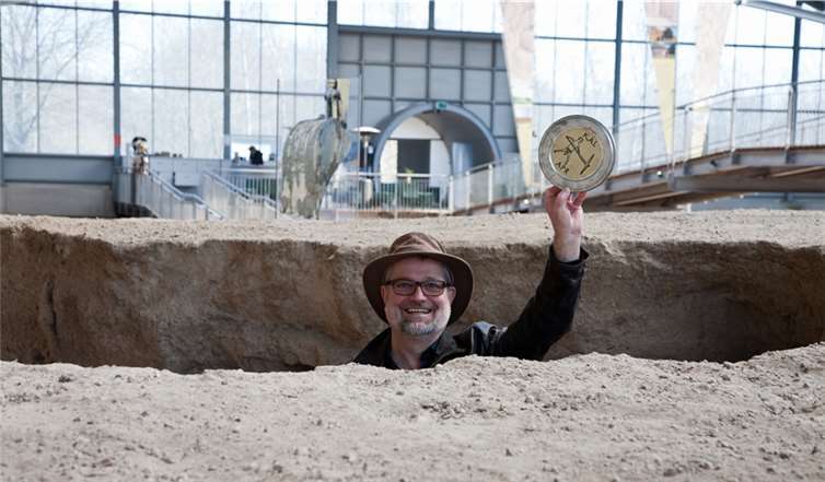 Archäologe Dr. Holger Schaaff kann es immer noch nicht glauben, dass ihm dieser einzigartige Fund gelungen ist. Vulkanpark GmbH